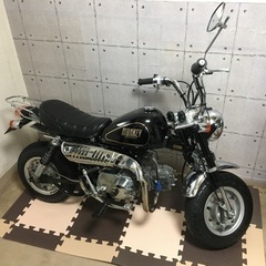 当方ホンダモンキーに乗ってます。