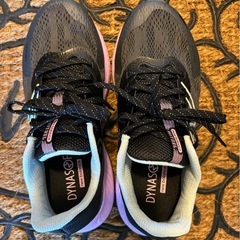 ニューバランスレディーススニーカー25cmの画像