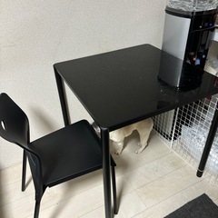 ダイニングテーブルとチェア一脚