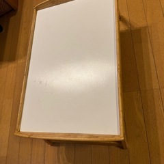 折りたたみテーブルの画像