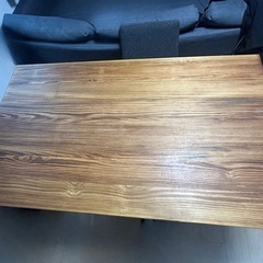 ダイニングテーブル　木目調の画像