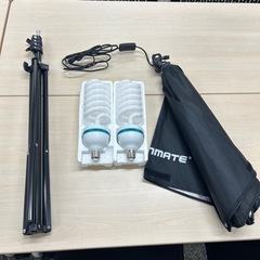 カメラの照明機材もらってください！