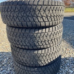 ブリヂストンスタッドレス265/70R16 溝まだあり　1本ひび割れあり　の画像