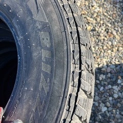 ブリヂストンスタッドレス265/70R16 溝まだあり　1本ひび割れあり　の画像