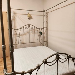 アンティークなダブルベッド