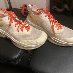 ブランドブラックスニーカーの画像