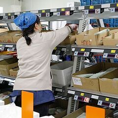 平日フルタイム　倉庫作業員募集！重い荷物はありません！の画像