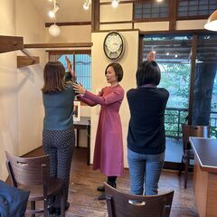 着替えなしで簡単にできる「普段着そのままヨガ」の画像