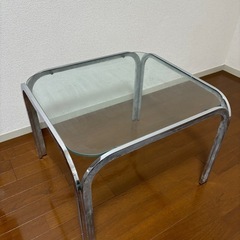 メタルラック、ガラステーブル、衣装ケースの画像
