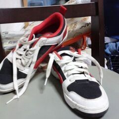 プーマー　スニーカー