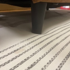 ブラウン色のフラットになるソファの画像