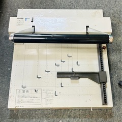 プラスの裁断機　B4