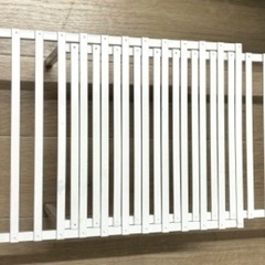 伸縮収納棚 ホワイト　アイボリー　キッチンラック シンク下 収納 伸縮式  水切り　食器　バスルーム　テーブル　クリーム　　デザイン　アイボリー　食器棚・キッチン収納 鍋　シンク下　 シンク下収納 スライド整理棚　アイアン製 キッチン棚 スパイスラック 伸縮式 リビング　インテリア　北欧　可愛い　韓国　　収納　棚　ラック　おしゃれの画像