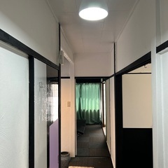 【最大6名まで入居可】🏚️伊東市役所近隣、コンビニすぐのマンスリー物件　OHARA BIZ HOUSE1Fand2F（1F2Fそれぞれ別玄関）🧳カバン１つで、すぐ生活できます！！入居手続きもリモートで完結、来店来社不要！ - 短期賃貸