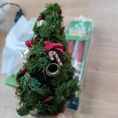 ミニクリスマスツリーとクリスマスキャンドルの画像