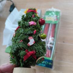 ミニクリスマスツリーとクリスマスキャンドルの画像