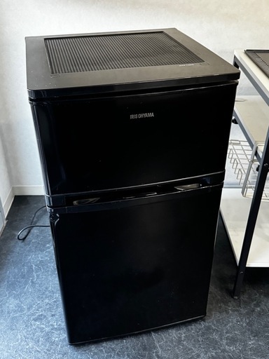 「アイリスオーヤマ 90L 冷蔵庫（ブラック）お譲りします！小さな凹みあり」\n