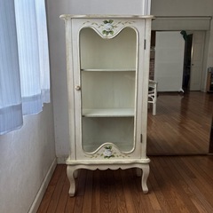おしゃれな洋風　白い家具
