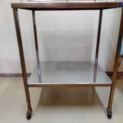 医療用ワゴン（二段式）（磁石のつかない）ステンレス製ですの画像