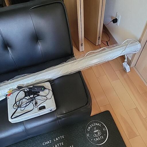 電動100インチスクリーンとプロジェクター