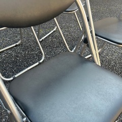 【使用一度のみ‼️】パイプ椅子　黒　折りたたみ　椅子　折り畳み　4つセットの画像