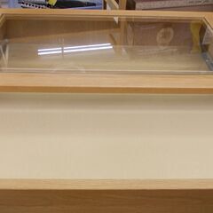 ガラスコレクションケース付きチェスト　の画像