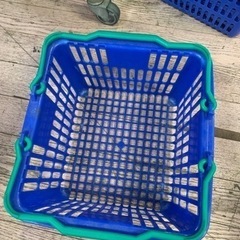買い物カゴ 青の画像
