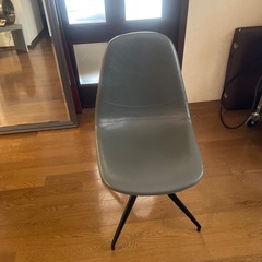 グレーの椅子
