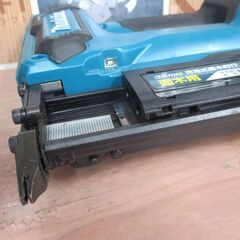 マキタ makita ST121D 充電タッカ 中古品 本体のみ 18V ※本体、ケース名前印字跡有 10mm 【ハンズクラフト宜野湾店】