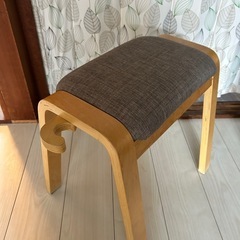 杖が掛けられる便利なチェアの画像