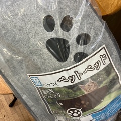 窓にくっつくペットベッド、グレーの画像