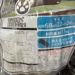 窓にくっつくペットベッド、グレーの画像