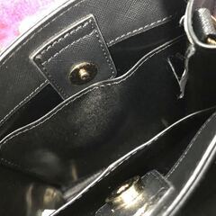 美品　金色金具付き　ハンドバッグ　黒　ショルダーバッグにもなりますの画像