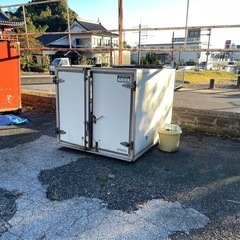 軽トラの保冷コンテナ①
　米保管庫、物置など色々な利用に