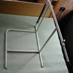 介護　♦️起き上がり立ち上がり用ベットの手すり♦️の画像