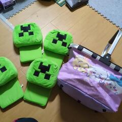 クリーパーのスリッパとちいかわの保冷機能付きカゴ