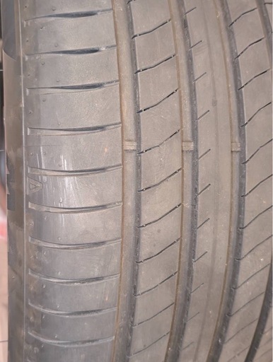 【走行801kmのみ】夏タイヤ4本セット215/45R17