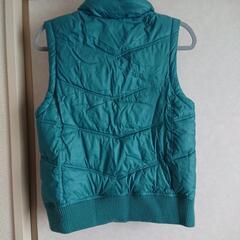 GAP 緑 ダウンベストの画像