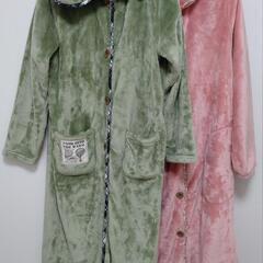 ☆ルームガウン☆前開きロング・ピンク＆グリーンセット（M〜Lサイズ）＆□■無印良品■□再生ポリプロピレンバッグの画像