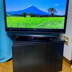 【引越しのため早急にお譲りします】SHARP 32V型液晶テレビ + Blu-ray/DVDプレイヤー（録画機能付き）+ IKEAテレビ台
の画像