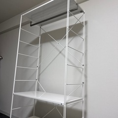 スチールシェルフと座椅子 の画像