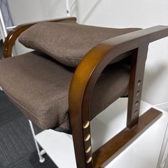 スチールシェルフと座椅子 の画像