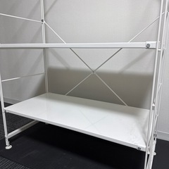 スチールシェルフと座椅子 の画像