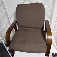 スチールシェルフと座椅子 の画像