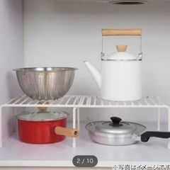 伸縮収納棚 ホワイト　アイボリー　キッチンラック シンク下 収納 伸縮式  水切り　食器　バスルーム　テーブル　クリーム　　デザイン　アイボリー　食器棚・キッチン収納 鍋　シンク下　 シンク下収納 スライド整理棚　アイアン製 キッチン棚 スパイスラック 伸縮式 リビング　インテリア　北欧　可愛い　韓国　　収納　棚　ラック　おしゃれの画像