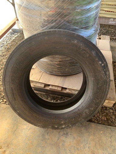 ブリヂストン R225 215/70R17.5 中型トラックタイヤ