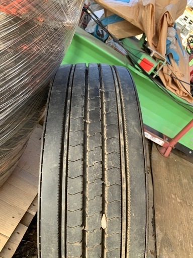 ブリヂストン R225 215/70R17.5 中型トラックタイヤ