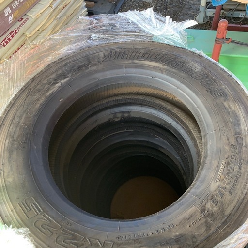 ブリヂストン R225 215/70R17.5 中型トラックタイヤ
