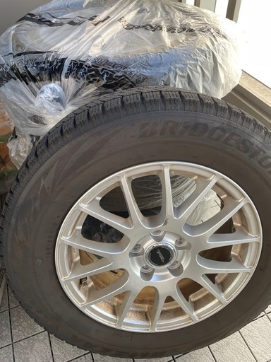 [受け渡し予定者決定][超値下げ‼️]ブリヂストン　スタッドレスタイヤ