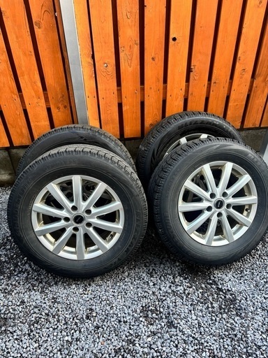 スタッドレスタイヤ　
215/65R16